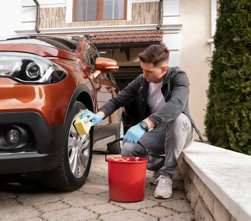 Lavage auto à domicile Sucé-sur-Erdre : professionnel intervenant sur un véhicule